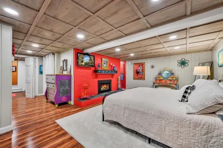 Quirky cabin retreat on 4 acres w spa, arcade rm, art&book loft -- near Hershey