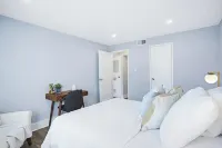 Modern 2-bedroom condo, Walk to metro