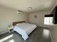 Charming  Remodeled Home 2-bedroom 1 bath house with AC and WiFi in Baldwin Park Hotel a Baldwin Park
