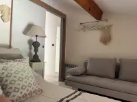 Mazet 35m2+garden+climate+pool+parking+private domain+tennis Hotels in Cogolin