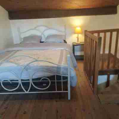 For rent - Studio 40 m² with mezzanine, private garden, air conditioning and utilities included Rooms