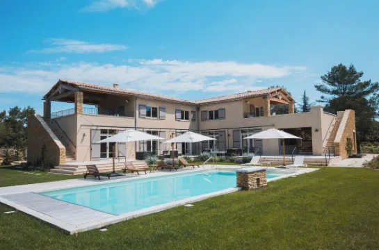 Magnificent villa with swimming pool in Ménerbes, Picasso's adopted village.