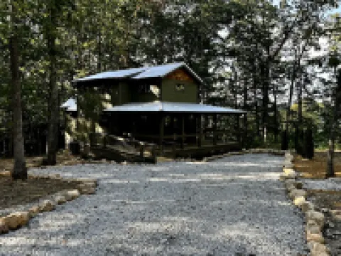 Fully Stocked Cabin Nestled Among the Trees in Tennessee Hoteles en Monteagle