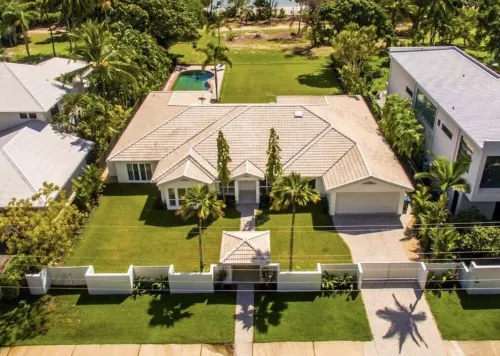 Da White Beachfront House Entertainer near Palm Cove Cairns