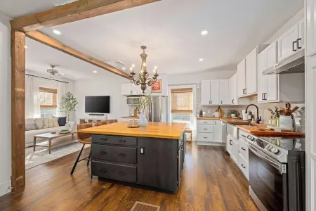 Cozy Luxe Apartment Near Western & St. Joseph’s