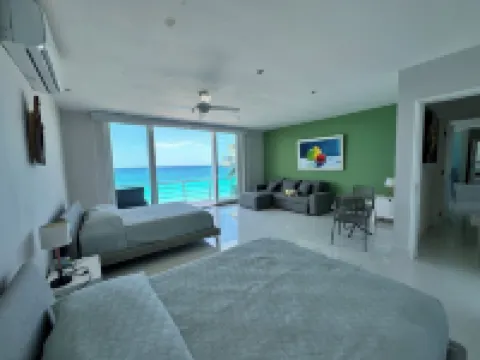 Spacious 4-bedroom villa with WiFi, AC in charming Cancún