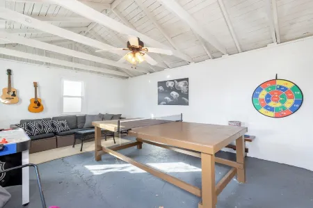 Cozy Pet-Friendly Beach Cottage 2 Blocks from the Bay