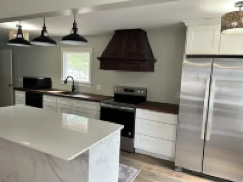 Charming 1-bedroom house in Chetek with WiFi, AC Hotels in Chetek
