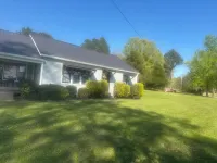 Charming 2-bedroom farmhouse in wonderful Gleason with AC, WiFi