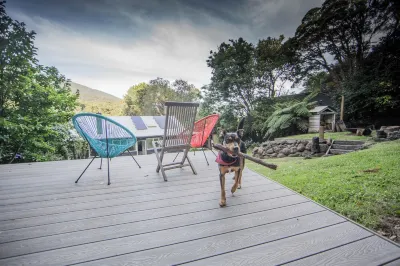 Welcome on Wellington, your 3 bedroom getaway with stunning mountain views. Groom Hill 주변 호텔