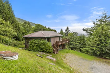 Breathtaking Mountain Views and Modern Comforts - Exquisite Getaway