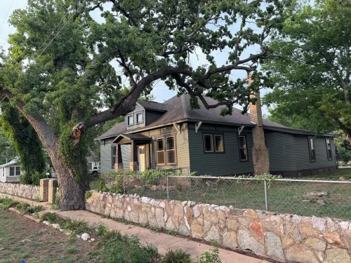 The Vandeveer, Stunning Craftsman Estate in Historic Downtown Burnet Hotels in Burnet