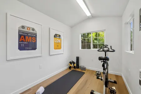 Luxury Oasis Steps from Palo Alto and Stanford, Chef's Kitchen, Workspaces, Gym Отели рядом с достопримечательностью «Facebook Building 23»