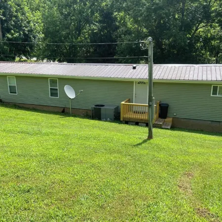 Rosey's Retreat Charming 2-bedroom Country Cottage in LaFollette, Tennessee WiFi