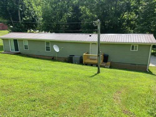 Rosey's Retreat Charming 2-bedroom Country Cottage in LaFollette, Tennessee WiFi