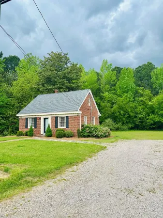 Suite Retreat - 3 Bed Traveler's Cottage w/ Office