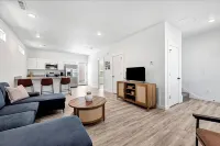 Fully Furnished Modern Home Hotels in Centerton