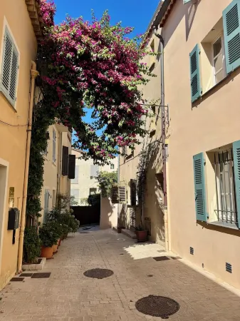 House in the heart of St Tropez Отели рядом с достопримечательностью «Musee de l'Annonciade»