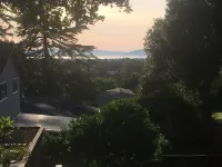 CozyOaks Studio - Charming cottage in woodsy Oakland with WiFi access