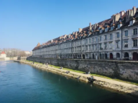 Cozy N'est house on historic courtyard-garden, close to station and city center