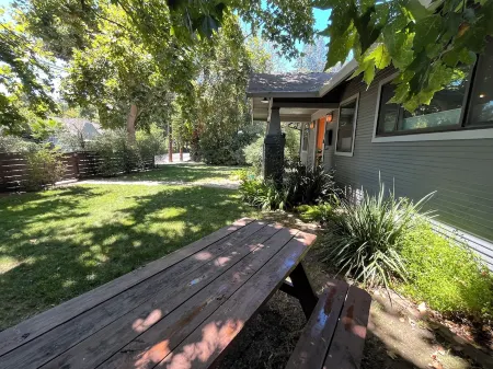 Cozy Craftsman Sanctuary in the Best Neighborhood in Modesto