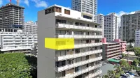Comfortable King Bed Waikiki Studio 2 mins walk to Beach with WiFi & AC