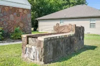 Upscale Mid-Century Charmer! 3-bdrm house w/AC and fitness room in Springfield