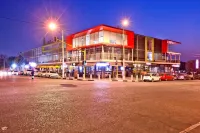 Quiet, bright & warm cottage near parks, shopping, nightlife and Zoo Lake!