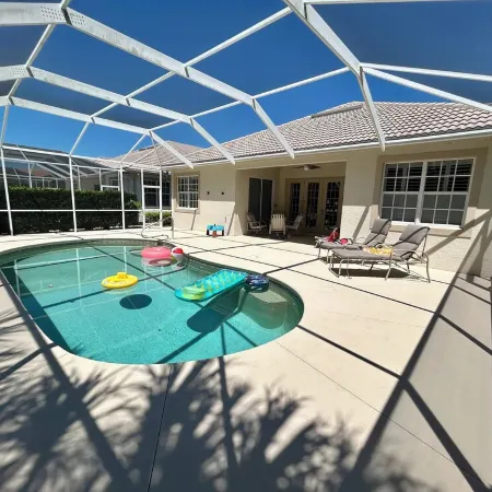 Charming 2-bedroom house with WiFi, AC in fabulous Bonita Springs Отели в г. Истеро