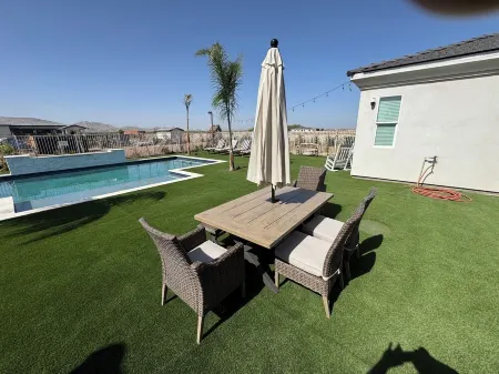 Spacious 6-bedroom house with AC, Large pool charming Buckeye