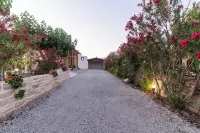 Quiet 2 bedroom and 2 bathroom villa with a big infinite swimming pool