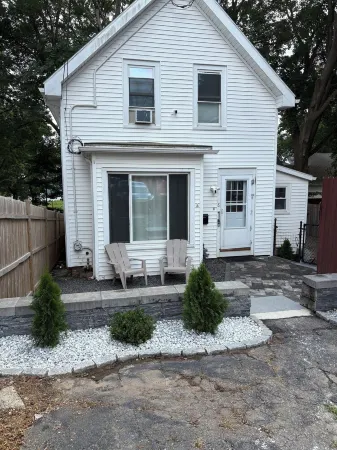 Charming 3-bedroom house with fast WiFi and is pet-friendly in Brockton Отели в г. Броктон