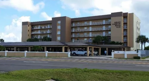 ON THE BEACH, BEAUTIFULLY RENOVATED, ONSITE MANAGEMENT, GREAT RESTAURANTS NEARBY Hotels in Indian Harbour Beach