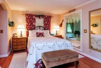 Adorable Cottage!  Everything!  WiFi, Kitchen, Jacuzzi, NO Cleaning Fee!!!