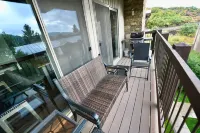 Newly Remodeled Ski-In, Ski-Out To Lift About 100 Yards From Unit.