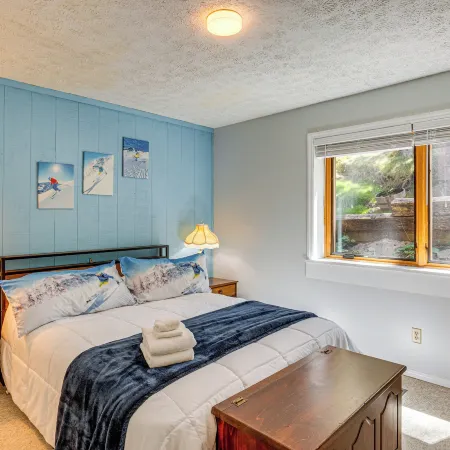Hike, Ski and Fish! Sunset-View Condo in Beech Mtn