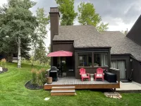 Townhome Steps from Lifts at PC Resort! Stylish 2Br/2BA +Loft, Deck, Mtn Views. Hotels in 