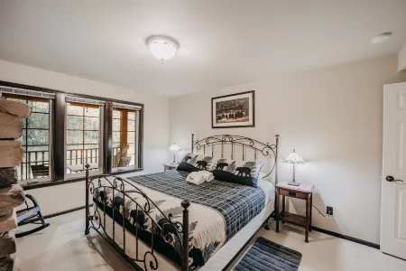 Glacier Springs Cabin 89 Cedar and Log Cabin Close to Skiing and Hiking Отели в г. Деминг