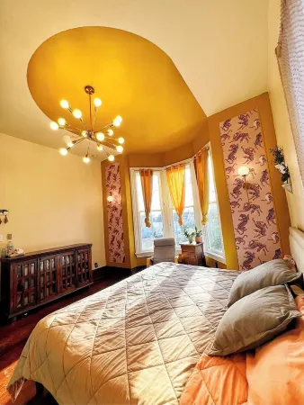 The Moonlight Manor - a themed hideaway! Отели рядом с достопримечательностью «African American Museum and Library»