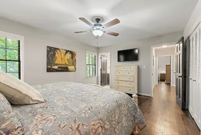 Spacious 5-bedroom house in charming Sandy Springs with Hot Tub and Game Room Hotel in zona Lost Corner Preserve