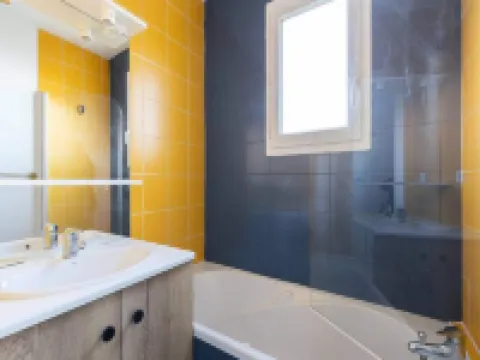 3 Rooms for 8 People