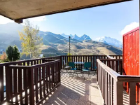 3 Rooms for 8 People