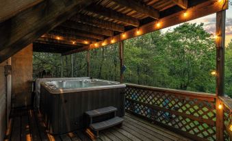 Sky View Chalet by AvantStay Stunning Interior Spacious Deck Hot Tub View