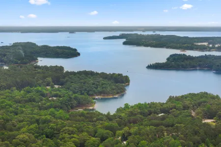 Midnight Raven Lake House - luxury a-frame w/ boat