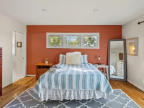 Panoramic Lake View Retreat with Firepit! Centrally Located on Wine Trail! Hotels in Yates County