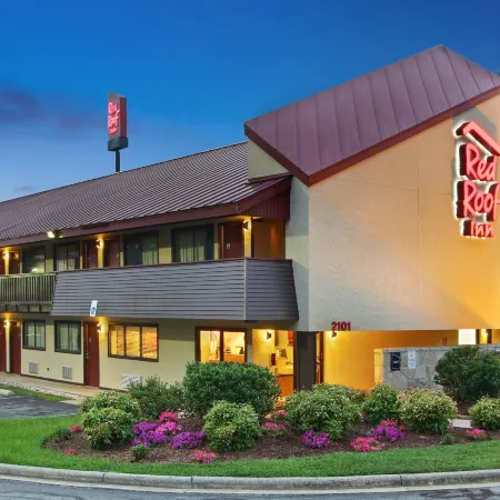 Red Roof Inn Greensboro Coliseum Отели рядом с достопримечательностью «Торговый центр Four Seasons»