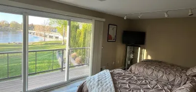 Luxury Lakefront 6-Bed Home in Norton Shores with Pool, Hot Tub, Video Games P. J. Hoffmaster State Park附近的飯店