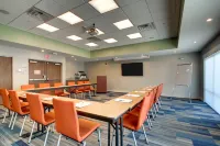 Holiday Inn Express & Suites GALESBURG by IHG - parking
