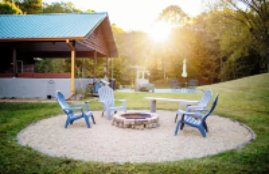 Bridgeview Bend - Charming 3-bedroom house with spacious yard and seasonal creek