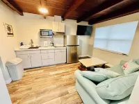 Cottage 32: Flamingo Bungalow - Waterfront Lodging in Downtown Tavares, FL Hotels in Tavares